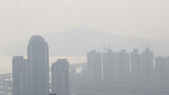 사실상 올해 '집값잡기'에 실패한 정부의 부동산 정책이 연말까지 엇나가고 있다. 정부가 지난달 조정대상지역을 해제한 부산 '해·수·동'이 유례없는 신고가 행진을 이어가면서 3년간 이어왔던 조정지역 효과 마저 물거품이 됐다. 사진은 부산 해운대 및 수영구 일대 아파트 단지들의 모습. <연합뉴스>